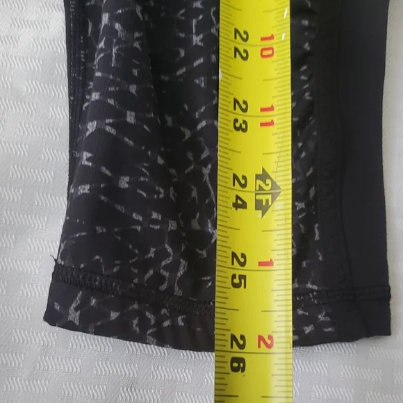 Lululemon SoulCycle Black Short Leggings Sz 8 - Picture 3 of 10